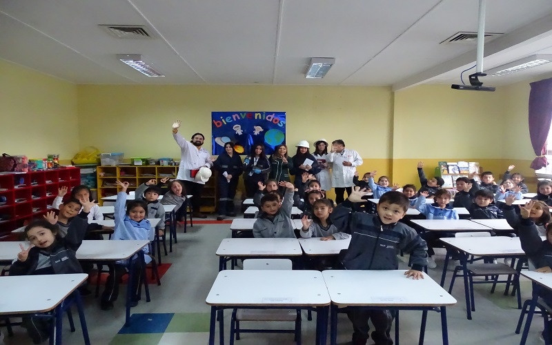 Alumnos de las diferentes especialidades del colegio, visitan a los niñ@s de Prebásica.
